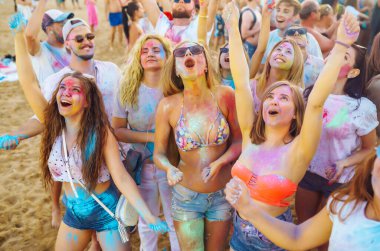 Genç Arkadaşlar Holi Festivali 'nde iyi eğlenceler. Plaj partisi. Geleneksel Hint bahar tatilini kutluyoruz. Arkadaşlık, Boş zaman, Tatil, Beraberlik.