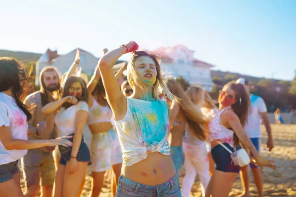 Tieners Vrienden Hebben Plezier Het Holi Festival Strandfeest Vier Traditionele — Stockfoto