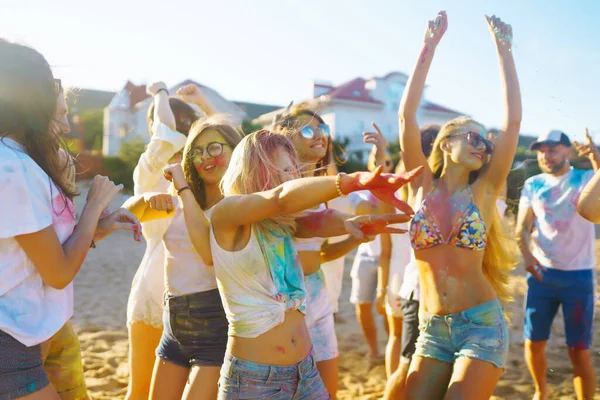 Adolescentes Los Amigos Divierten Festival Holi Fiesta Playa Celebrando Las — Foto de Stock