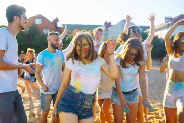 Tieners Vrienden Hebben Plezier Het Holi Festival Strandfeest Vier Traditionele — Stockfoto