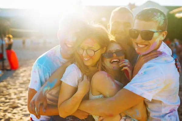 Adolescentes Los Amigos Divierten Festival Holi Fiesta Playa Celebrando Las —  Fotos de Stock