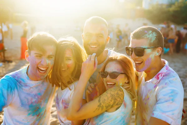 Tieners Vrienden Hebben Plezier Het Holi Festival Strandfeest Vier Traditionele — Stockfoto