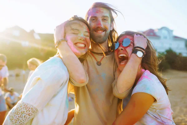 Remaja Teman Bersenang Senang Festival Holi Pesta Pantai Merayakan Liburan — Stok Foto