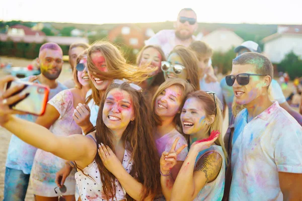 Tieners Vrienden Hebben Plezier Het Holi Festival Strandfeest Vier Traditionele — Stockfoto