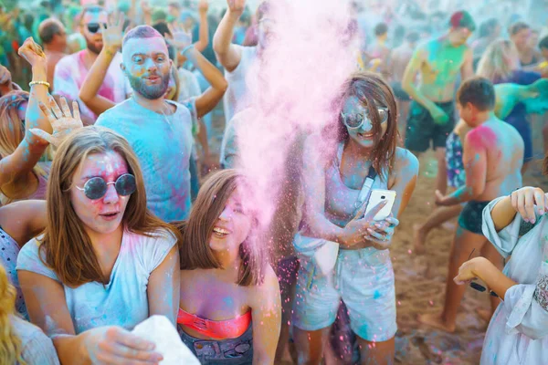 Adolescentes Los Amigos Divierten Festival Holi Fiesta Playa Celebrando Las — Foto de Stock