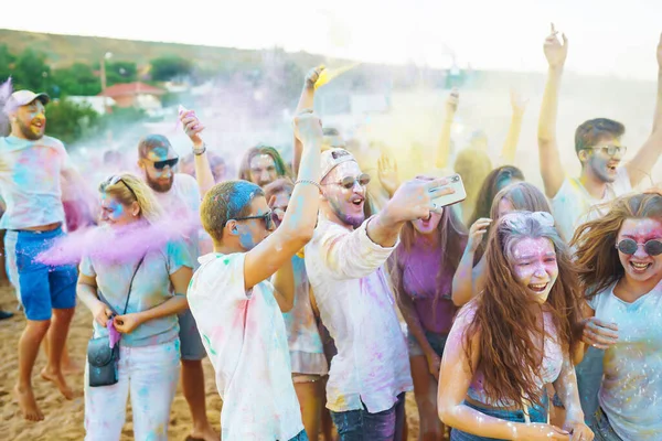 Remaja Teman Bersenang Senang Festival Holi Pesta Pantai Merayakan Liburan — Stok Foto