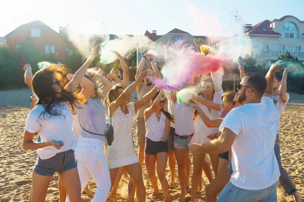 Adolescentes Los Amigos Divierten Festival Holi Fiesta Playa Celebrando Las — Foto de Stock