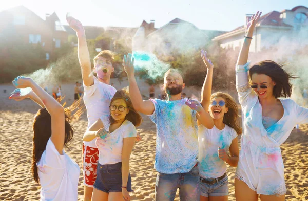 Adolescentes Los Amigos Divierten Festival Holi Fiesta Playa Celebrando Las —  Fotos de Stock