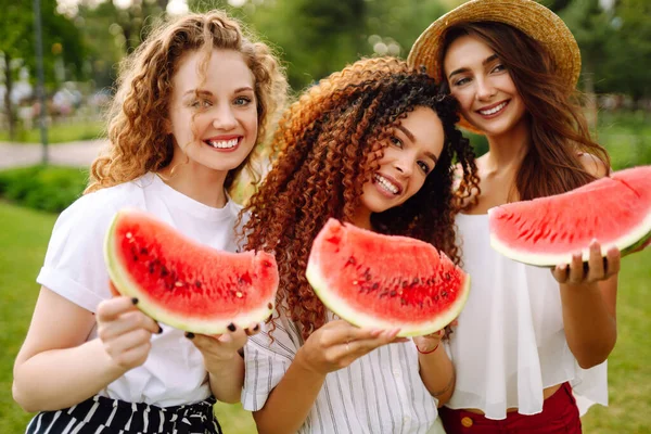 Três Jovens Divertindo Comendo Melancia Parque Jovens Amigos Rindo Desfrutando — Fotografia de Stock