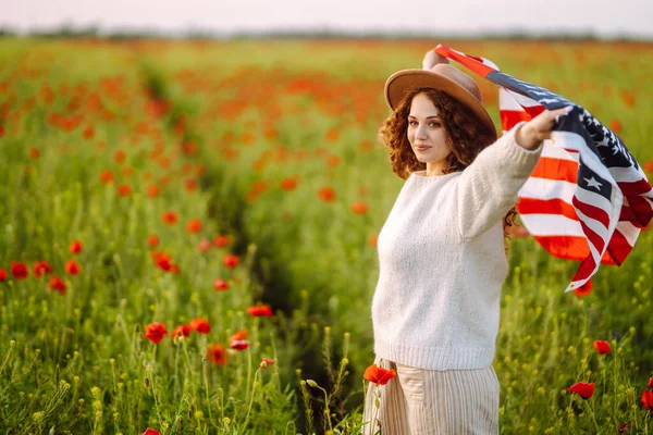 Ung Kvinna Hatt Med Den Amerikanska Flaggan Vallmofältet Fjärde Juli — Stockfoto