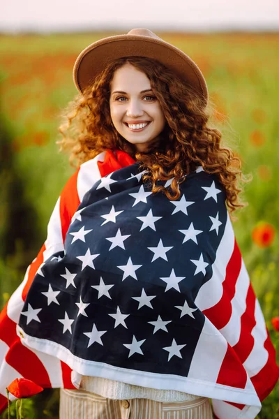 Ung Kvinna Hatt Med Den Amerikanska Flaggan Vallmofältet Fjärde Juli — Stockfoto