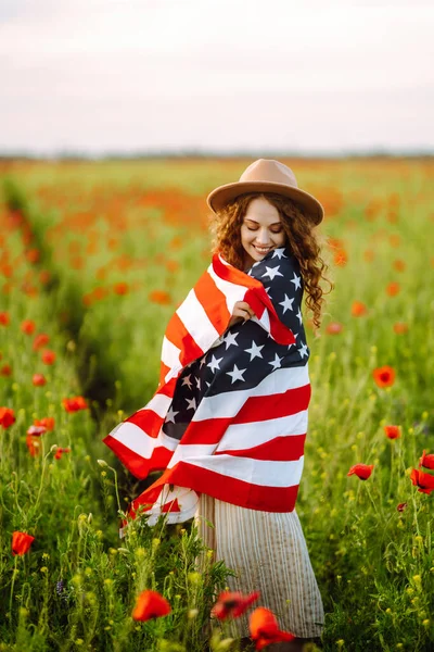 Ung Kvinna Hatt Med Den Amerikanska Flaggan Vallmofältet Fjärde Juli — Stockfoto