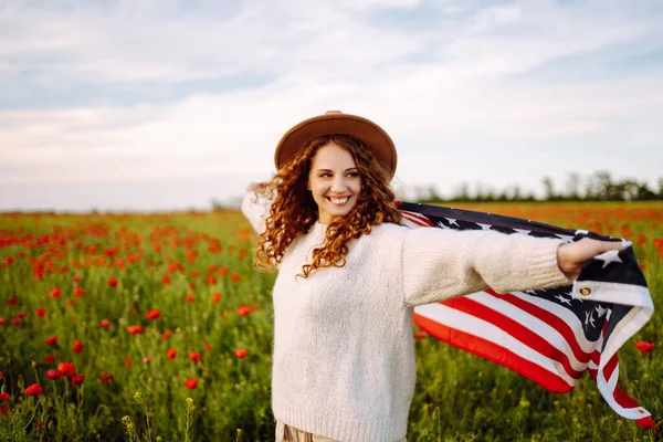 Ung Kvinna Hatt Med Den Amerikanska Flaggan Vallmofältet Fjärde Juli — Stockfoto