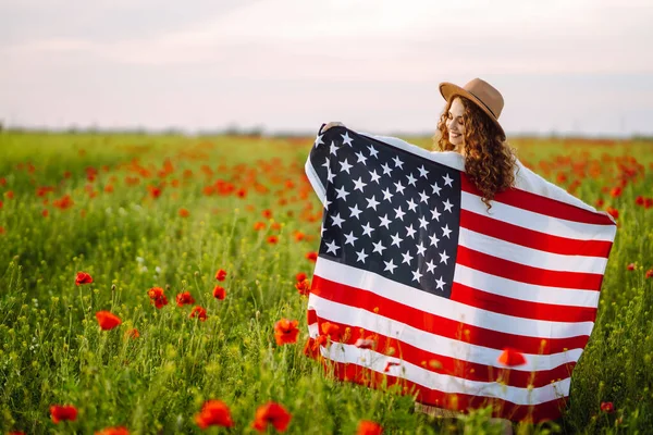 Ung Kvinna Hatt Med Den Amerikanska Flaggan Vallmofältet Fjärde Juli — Stockfoto