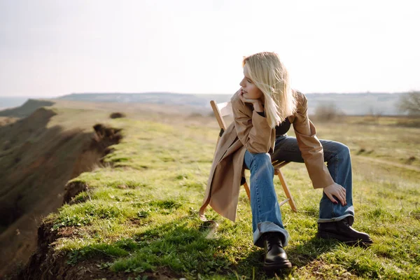 Porträt Der Schönen Jungen Frau Genießt Einen Sonnigen Frühlingstag Menschen — Stockfoto