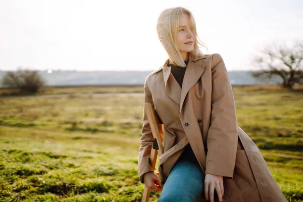 Portret Van Een Mooie Jonge Vrouw Geniet Van Een Zonnige — Stockfoto