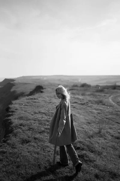 Black White Photo Beautiful Young Woman Enjoys Spring Sunny Day — Stock Photo, Image