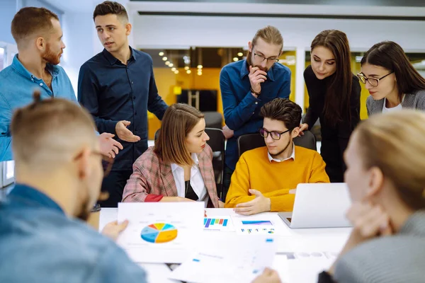 Collèges Affaires Travaillant Ensemble Dans Bureau Créatif Les Jeunes Discutent — Photo