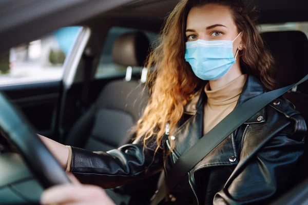 Młoda Kobieta Ochronnej Sterylnej Masce Medycznej Prowadząca Samochód Koncepcja Zapobiegania — Zdjęcie stockowe