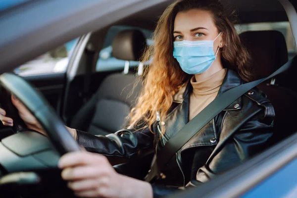Młoda Kobieta Ochronnej Sterylnej Masce Medycznej Prowadząca Samochód Koncepcja Zapobiegania — Zdjęcie stockowe