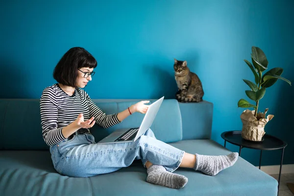 Jovem Mulher Trabalhando Com Laptop Com Gato Sentado Moderna Sala — Fotografia de Stock