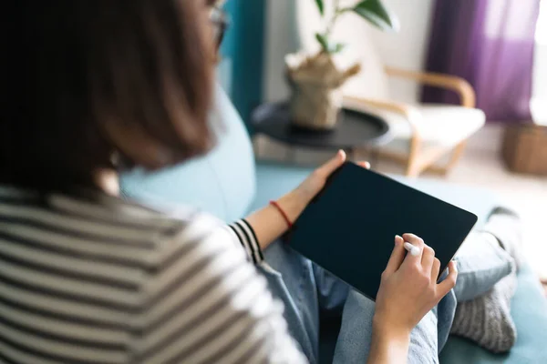 Jovem Mulher Usando Tablet Passar Tempo Lazer Conversando Rede Social — Fotografia de Stock