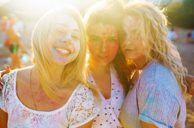 Bir grup arkadaş eğleniyor, Holi festivalinde dans ediyorlar. Bahar tatili plaj partisi. Geleneksel Hint bahar tatilini kutluyoruz. Arkadaşlık, Boş zaman, Tatil, Beraberlik.