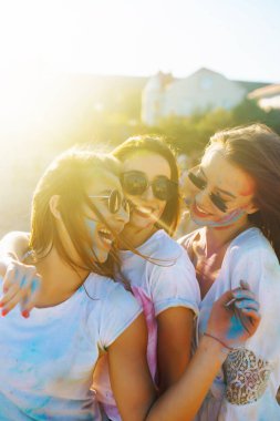 Bir grup arkadaş eğleniyor, Holi festivalinde dans ediyorlar. Bahar tatili plaj partisi. Geleneksel Hint bahar tatilini kutluyoruz. Arkadaşlık, Boş zaman, Tatil, Beraberlik.