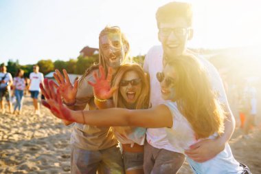 Bir grup arkadaş eğleniyor, Holi festivalinde dans ediyorlar. Bahar tatili plaj partisi. Geleneksel Hint bahar tatilini kutluyoruz. Arkadaşlık, Boş zaman, Tatil, Beraberlik.