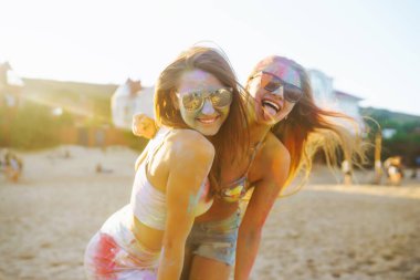 Bir grup arkadaş eğleniyor, Holi festivalinde dans ediyorlar. Bahar tatili plaj partisi. Geleneksel Hint bahar tatilini kutluyoruz. Arkadaşlık, Boş zaman, Tatil, Beraberlik.