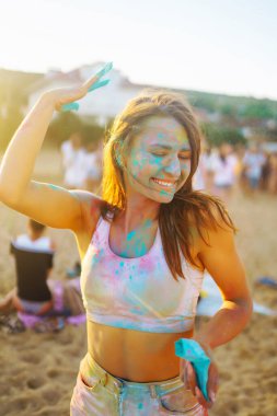 Bir grup arkadaş eğleniyor, Holi festivalinde dans ediyorlar. Bahar tatili plaj partisi. Geleneksel Hint bahar tatilini kutluyoruz. Arkadaşlık, Boş zaman, Tatil, Beraberlik.