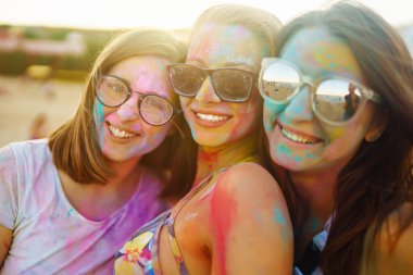 Bir grup arkadaş eğleniyor, Holi festivalinde dans ediyorlar. Bahar tatili plaj partisi. Geleneksel Hint bahar tatilini kutluyoruz. Arkadaşlık, Boş zaman, Tatil, Beraberlik.