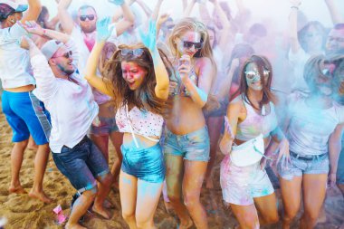 Bir grup arkadaş eğleniyor, Holi festivalinde dans ediyorlar. Bahar tatili plaj partisi. Geleneksel Hint bahar tatilini kutluyoruz. Arkadaşlık, Boş zaman, Tatil, Beraberlik.