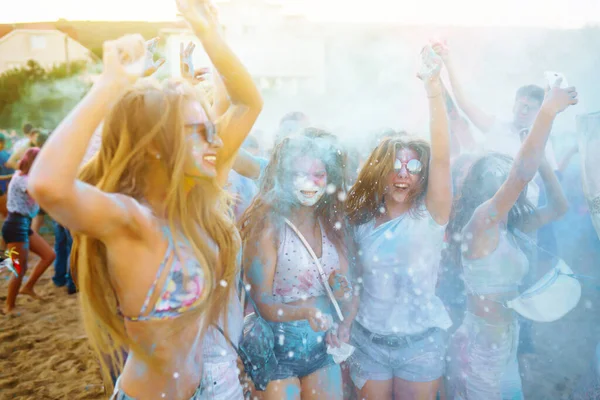 Group Friends Have Fun Dance Holi Festival Spring Break Beach — Stock Photo, Image