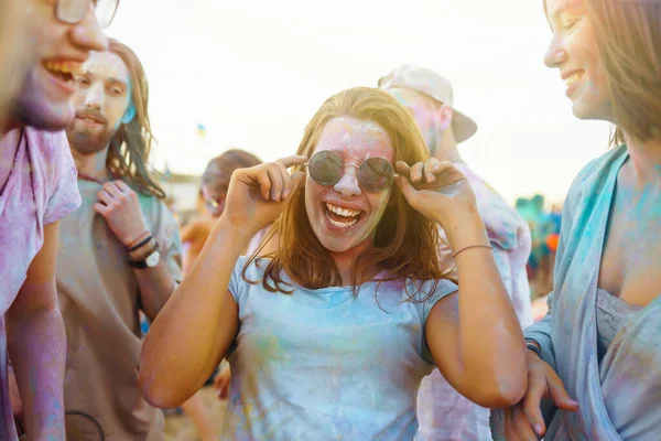 Een Groep Vrienden Hebben Plezier Dansen Het Holi Festival Spring — Stockfoto