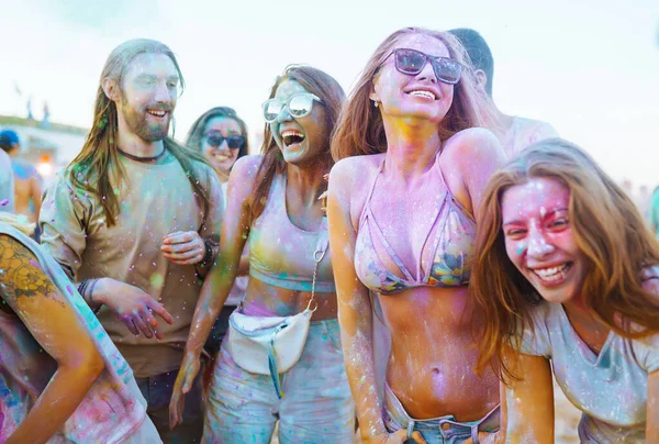 Grupo Amigos Divierten Bailan Festival Holi Fiesta Primavera Playa Celebrando — Foto de Stock