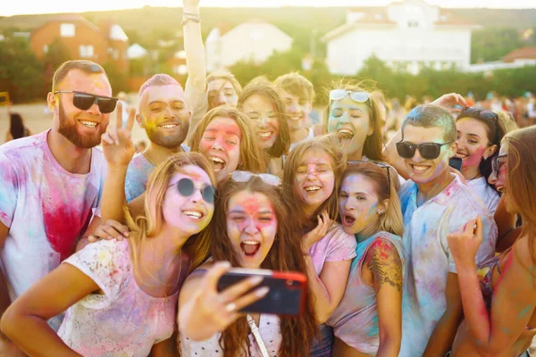 Een Groep Vrienden Hebben Plezier Dansen Het Holi Festival Spring — Stockfoto