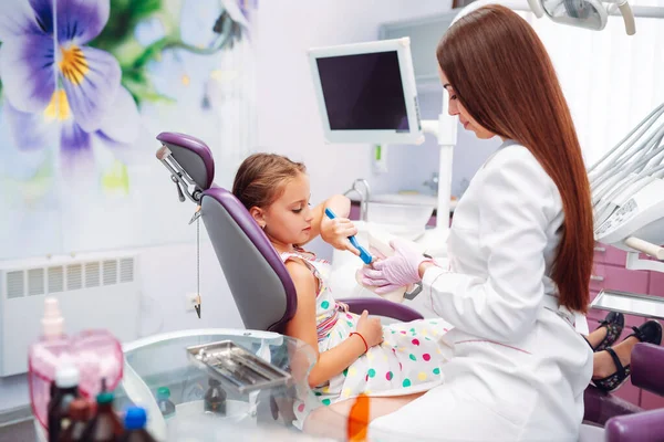 歯医者の所に行く少女 歯医者に歯を治療している間に口を大きく開けている可愛い女の子 早期予防 口腔衛生 乳歯ケア — ストック写真