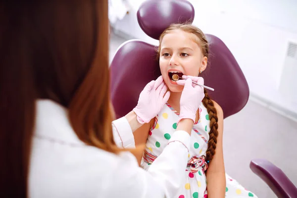 Little Girl Visiting Dentists Pretty Girl Opening His Mouth Wide — Stock Photo, Image