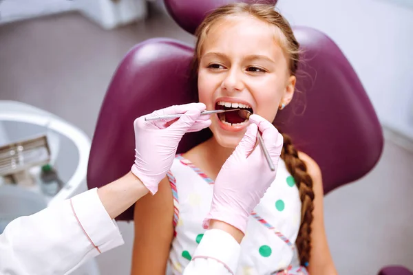 Mała Dziewczynka Odwiedzająca Dentystów Ładna Dziewczyna Otwiera Szeroko Usta Podczas — Zdjęcie stockowe