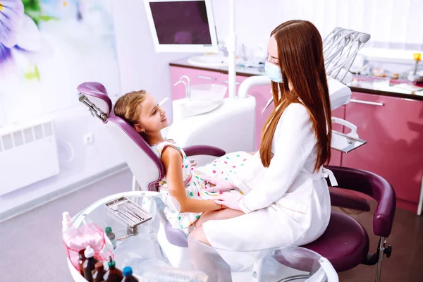 Mała Dziewczynka Odwiedzająca Dentystów Ładna Dziewczyna Otwiera Szeroko Usta Podczas — Zdjęcie stockowe