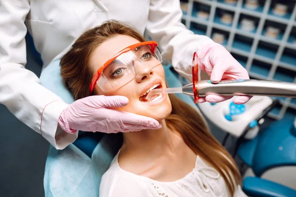 Dişçinin Dişlerini Tedavi Ederken Ağzını Kocaman Açan Genç Bir Kadın — Stok fotoğraf