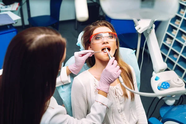 Jovem Mulher Abrindo Boca Durante Tratamento Dos Dentes Pelo Dentista — Fotografia de Stock