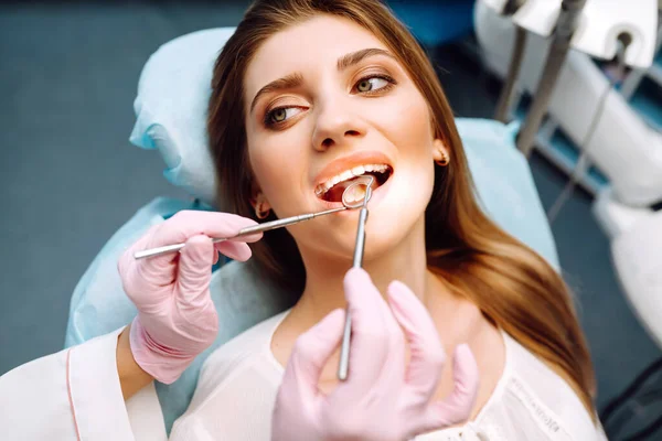 Młoda Kobieta Otwierająca Szeroko Usta Podczas Leczenia Zębów Przez Dentystę — Zdjęcie stockowe