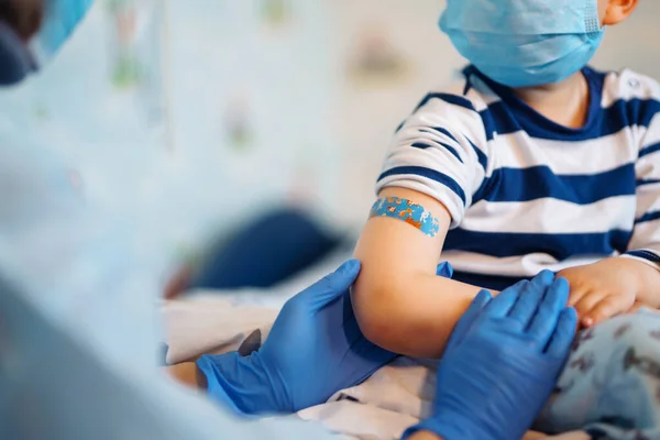 Vaccinatie Van Het Kleine Kind Thuis Kinderhand Met Grappige Lijmpleister — Stockfoto