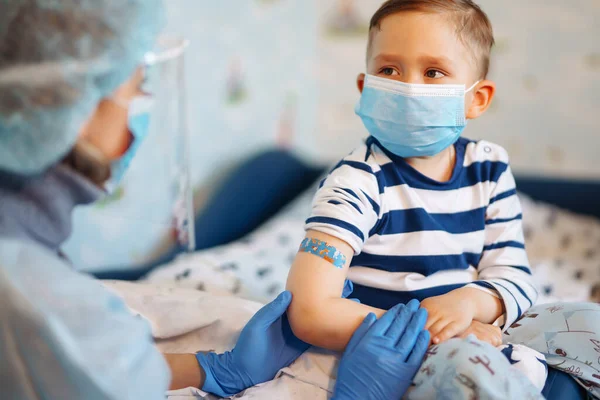 Kisgyermek Oltása Otthon Gyerekkéz Vicces Ragtapasszal Vakcina Kovid Koronavírus Influenza — Stock Fotó