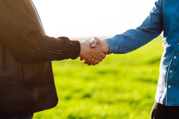 Stretta Mano Due Agricoltori Dopo Accordo Due Contadini Piedi Stringersi — Foto Stock