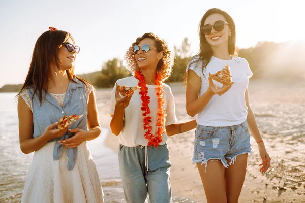 三个年轻女人一起在海滩上野餐吃披萨快餐概念 海滩假日和暑假的概念 — 图库照片