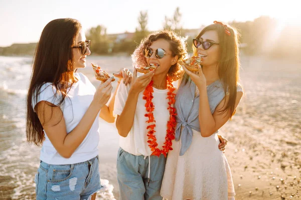 Genç Kadın Sahilde Birlikte Vakit Geçiriyorlar Piknik Yapıyorlar Pizza Yiyorlar — Stok fotoğraf