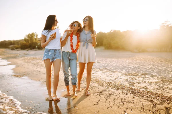 Trzy Młode Kobiety Spędzające Razem Czas Plaży Pikniku Jedząc Pizzę — Zdjęcie stockowe